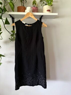 Classic Black Sleeveless Shift Dress